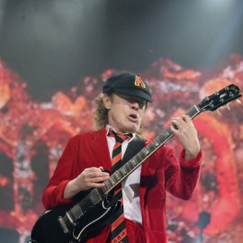 El guitarrista Angus Young de AC/DC durante una actuación en el Madison Square Garden, a 14 de septiembre de 2016.