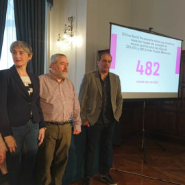 Los representantes del Foro Social presentan en San Sebastián un informe comparativo sobre casos sin revolver relativos a la violencia de ETA, los GAL y otros grupos que operaron en el País Vasco.