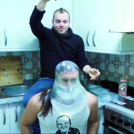 Dos youtubers se graban haciendo el 'condon challenge'. | YouTube