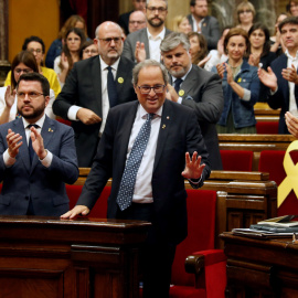 El presidente de la Generalitat, Quim Torra, recibe los aplausos de los diputados de JxCat y ERC tras su discurso en el debate de Política General en el pleno del Parlament, el segundo de la presente legislatura. EFE/Toni Albir