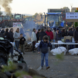 Unos 400 agricultores bloquean la autopista AP-7 en Pontós (Girona), a unos 40 kilómetros de la frontera francesa.