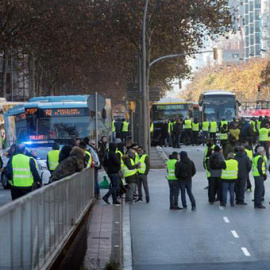 Taxistas cortan la plaza de España de Barcelona. / EFE