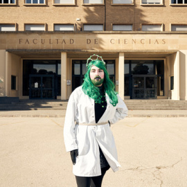 Sassy Science en la puerta de la facultad de Ciencias de la Universidad de Zaragoza. / Álvaro Muñoz Guzmán, SINC