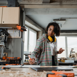 Mujer trabajando taller