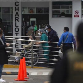 Unos sanitarios trasladan al expresidente peruano Alberto Fujimori a una clínica en Lima, el pasado 4 de octubre. AFP/Ernesto BENAVIDES