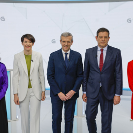 Los candidatos a la presidencia de la Xunta, (i-d) por Podemos Isabel Faraldo, por el BNG Ana Pontón, por el PP Alfonso Rueda, por el PSdeG José Ramón Gómez Besteiro y por Sumar Marta Lois, antes del inicio del debate electoral organizado p