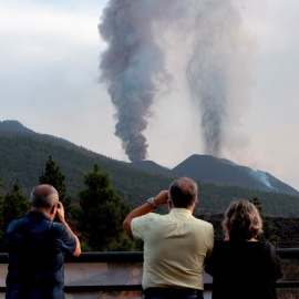 El volcán de Cumbre Vieja expulsando grandes cantidades de cenizas este lunes.