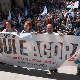 Varias personas se manifiestan por el Día de las Letras Galegas, a 17 de mayo de 2023, en Santiago de Compostela.