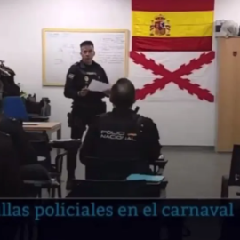 14-2-24 - Fotograma de una pieza de TVE sobre la seguridad en el carnaval de Las Palmas de Gran Canaria en el que aparece la cruz de Borgoña en unas dependencias policiales