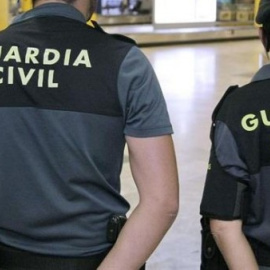 Imagen de unos agentes de la Guardia Civil en el aeropuerto de Madrid-Barajas. EFE