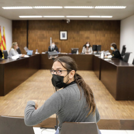 El fotoperiodista Albert Garcia abans de l'inici del judici.