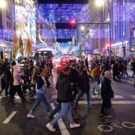 Gente caminando por la Gran Vía remodelada en las pasadas Navidades.