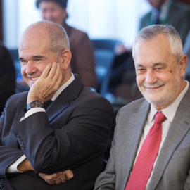 Los expresidentes de la Junta de Andalucía, Manuel Chaves y José Antonio Griñán, durante el juicio de la pieza política del caso ERE en la Audiencia de Sevilla. EFE/ Pepo Herrera