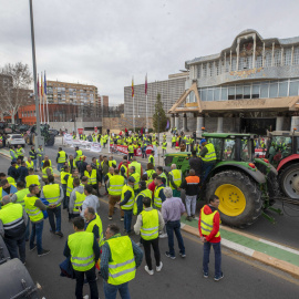 Agricultores del Campo de Cartagena han cortado el tráfico este miércoles a la altura de la Asamblea Regional este miércoles 14 de febrero de 2024.