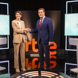 La candidata del BNG a la presidencia de la Xunta, Ana Pontón y el candidato del PSdeG, José Ramón Gómez Besteiro, posan antes del comienzo xdel debate electoral para las elecciones gallegas del 18F en RTVE. E.P./Agostime