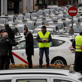 Concentración de taxistas en las inmediaciones del recinto ferial de Ifema, en Madrid, este martes, segundo día de la huelga indefinida del sector del taxi. | Chema Moya / EFE