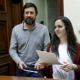 Los diputados de Podemos Antón Gómez-Reino e Ione Belarra durante el registro de una proposición de ley a la que ha bautizado con el título "sobrevivir no es delito", y que pide despenalizar la venta ambulante", esta tarde en el Congreso de