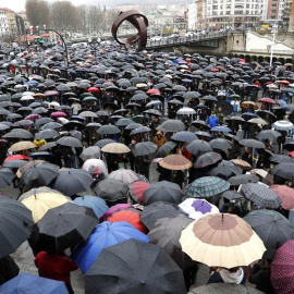 Varios miles de jubilados han vuelto a concentrarse este mediodía frente al Ayuntamiento de Bilbao, como cada lunes desde hace varias semanas, para reclamar unas pensiones dignas y actualizadas en base al IPC. EFE/Luis Tejido