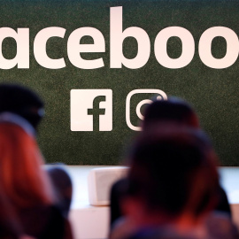 Fotografía de archivo de un logo de Facebook en una conferencia. /REUTERS