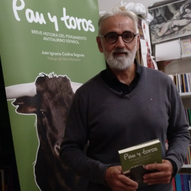 Juan Ignacio Codina, este jueves en la presentación de su libro 'Pan y toros. Breve historia del pensamiento antitaurino español' en la Librería Antígona de Zaragoza. E.B.