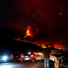 Las coladas del volcán de Cumbre Vieja se han adentrado en la noche del martes en el barrio de La Laguna.