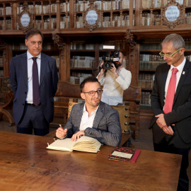 El director de "Mientras dure la guerra", Alejandro Amenábar, firmando el libro de honor de la Universidad de Salamanca, antes del estreno de la película que fue rodada en numerosos espacios de la capital salmantina. EFE/J.M.GARCÍA