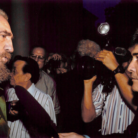 Fidel Castro conversa con el periodista Fernando Ravsberg. ALEJANDRO PÉREZ