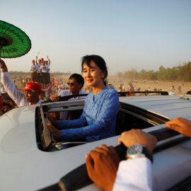 Aung San Suu Kyi tras regresar de la campaña electoral en Kawhmu (Archivo). / REUTERS