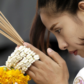 Una mujer reza durante una ceremonia interreligiosa en memoria de las víctimas del atentado. EFE/Ritchie B. Tongo