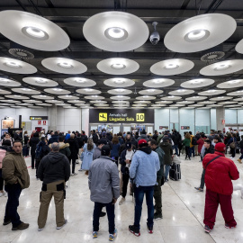 Multitud de personas en las instalaciones del Aeropuerto Adolfo Suárez-Madrid Barajas.