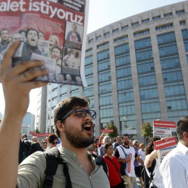 Un hombre muestra una copia del periódico 'Cumhuriyet' durante una protesta por el juicio a varios periodistas del medio opositor. EFE/Erdem Sahin