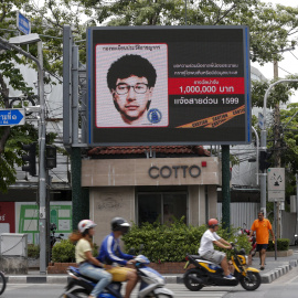 Un cartel en las calles de Bangkok con el retrato robot del sospechoso de ser el autor del atentado que provocó la muerte de una docena de personas esta semana. REUTERS/Chaiwat Subprasom