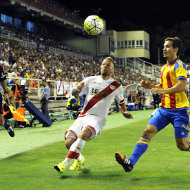 El centrocampista portugués del Rayo Vallecano Tiago Manuel Dias 'Bebé' diputa el balón con el argentino Lucas Alfonso Orban, del Valencia CF. EFE/Luca Piergiovanni