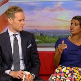 La presentadora Naga Muschetty y su compañero, Dan Walker, en el plató del programa de la BBC ' Breakfast'.