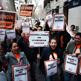 Activistas y vecinos afectados protestan frente a la empresa Elix Rental Housing, que planea comprar varios bloques de viviendas en Madrid y desalojar a los inquilinos, a 13 de febrero de 2024, en Madrid.