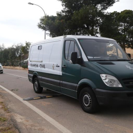 Un furgón policial traslada a Ana Julia Quezada a la prisión de El Acebuche. EFE/Pepe Torres