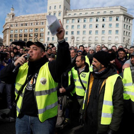 Asamblea de taxistas este miércoles en la plaza de Catalunya de Barcelona. EFE/Toni Albir