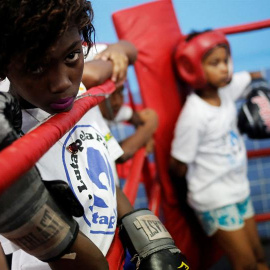 Dos niñas practicando en la escuela de boxeo de La Maré/REUTERS