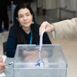 Una persona ejerce su derecho a voto, en el Centro Galego de Arte Contemporáneo (CGAC), a 18 de febrero de 2024, en Santiago de Compostela, A Coruña, Galicia (España).