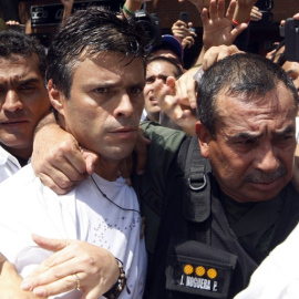 Fotografía de febrero de 2014 del dirigente antichavista Leopoldo López, escoltado por la Guardia Nacional venezolana, después de entregarse durante una manifestación en Caracas. AFP/ Edwin Montilva