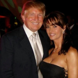 Karen McDougal junto a Donald Trump en una foto publicada por ella en las redes sociales.