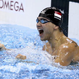 El singapurés Joseph Schooling celebra en la piscina su victoria ante Michael Phelps en la final olímpica del 100 mariposa. REUTERS/Marcos Brindicci