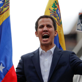 Guaidó, con una copia de la Constitución venezolana este miércoles en Caracas. REUTERS/Carlos Garcia Rawlins