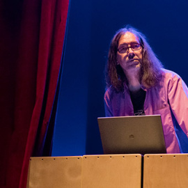 José Manuel Gómez, DJ Gufi, pinchando en el Teatro Flamenco Madrid. / CARMEN ENRÍQUEZ