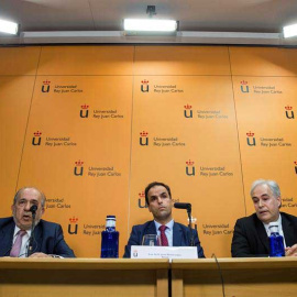 El rector del Universidad Rey Juan Carlos (URJC), Javier Ramos (c), acompañado por Pablo Chico de la Cámara, profesor de una de las asignaturas, y el director del Master, Enrique Álvarez (d), durante la rueda de prensa ofrecida hoy en la un