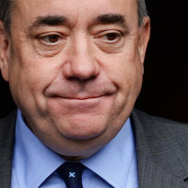 Fotografía de archivo tomada el 14 de septiembre de 2014 que muestra al ex ministro principal de Escocia Alex Salmond durante una entrevista en Edimburgo (Reino Unido). EFE