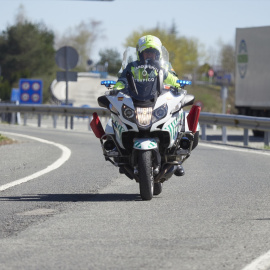 Un agente de la Guardia Civil circula en motocicleta en Navarra, a 4 de abril de 2023.