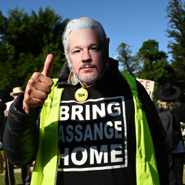 19/02/2024 Participante de una protesta contra la extradición de Julian Assange celebrada en Sydney (Australia) el pasado mes de mayo.