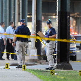 Miembros de la Policía de Nueva York acordonan la escena del crimen donde un iman y su ayudante fueron tiroteados. REUTERS/Stephanie Keith