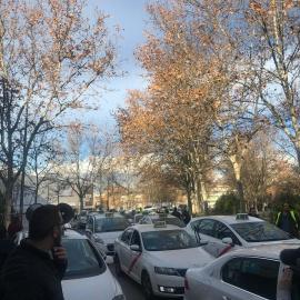 Taxis en las inmediaciones de la Asamblea de Madrid. EUROPA PRESS